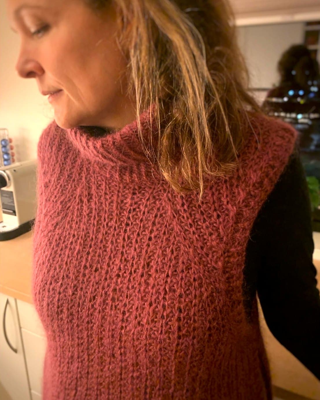 Silje i rosa vest over svart genser