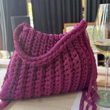 Ribbet magenta clutch med frynser