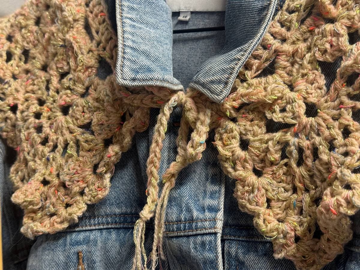 Knytekragen i tweed over en dongerijakke